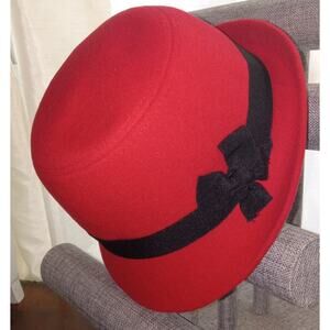 Red‎ felt woolen ladies hat w black bow 58 ( 10 1/2" x 9 1/2" x 5")